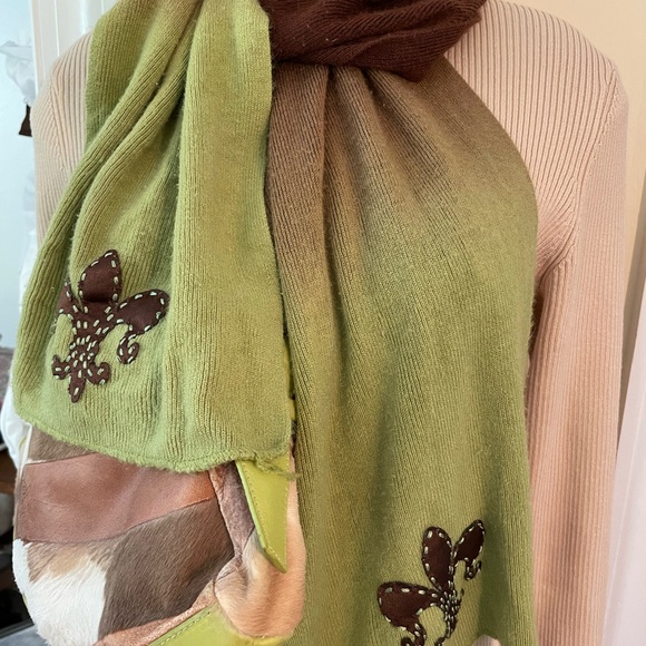Fleur-de-lis cashmere soft scarf - Picture 3 of 4